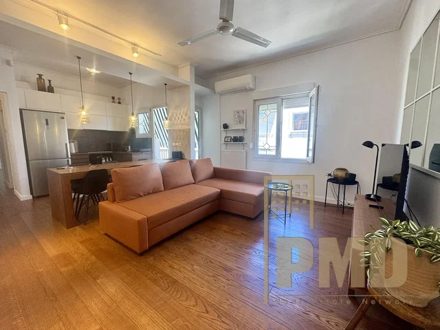 Salón; suelo de madera, luz natural, estilo moderno