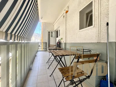 شرفة; أرضية من البلاط, ضوء طبيعي, إطلالة