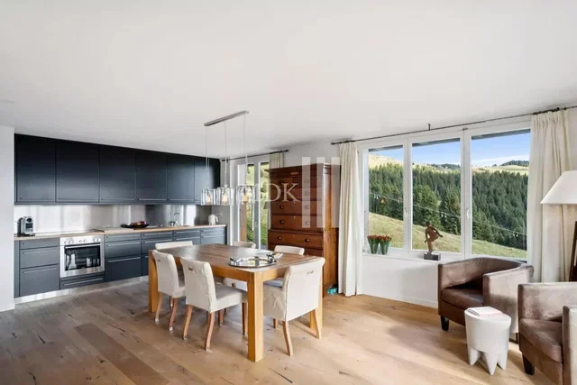 Salón; vista, suelo de madera, luz natural, estilo moderno