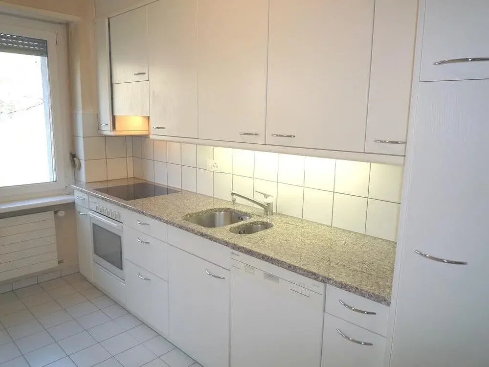 Cucina; elettrodomestici, pavimento in piastrelle, luce naturale