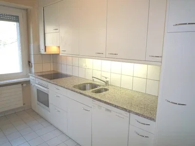 Cucina; elettrodomestici, pavimento in piastrelle, luce naturale