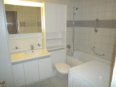 Bagno; pavimento in piastrelle, luce naturale
