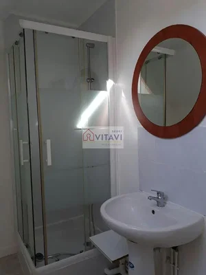 Bagno; pavimento in piastrelle, luce naturale