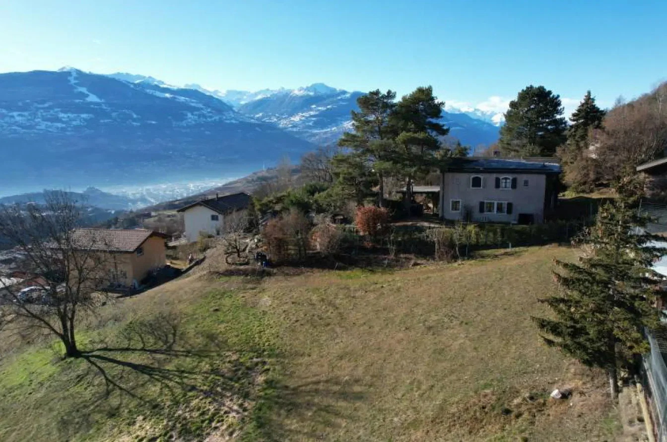 Casa y alrededores; vista, luz natural