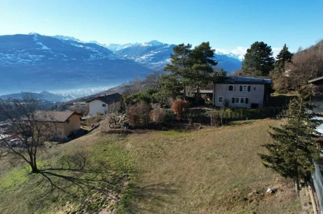 Casa y alrededores; vista, luz natural
