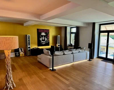 Salon; parquet, lumière naturelle, style moderne