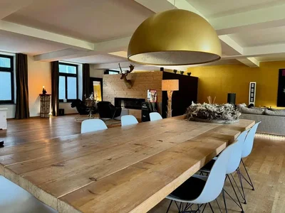 Salon; parquet, cheminée, lumière naturelle, style moderne