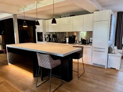 Cuisine; électroménager, parquet, lumière naturelle