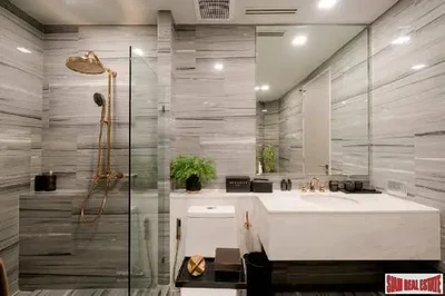 Salle de bain; carrelage, rénové, lumière naturelle