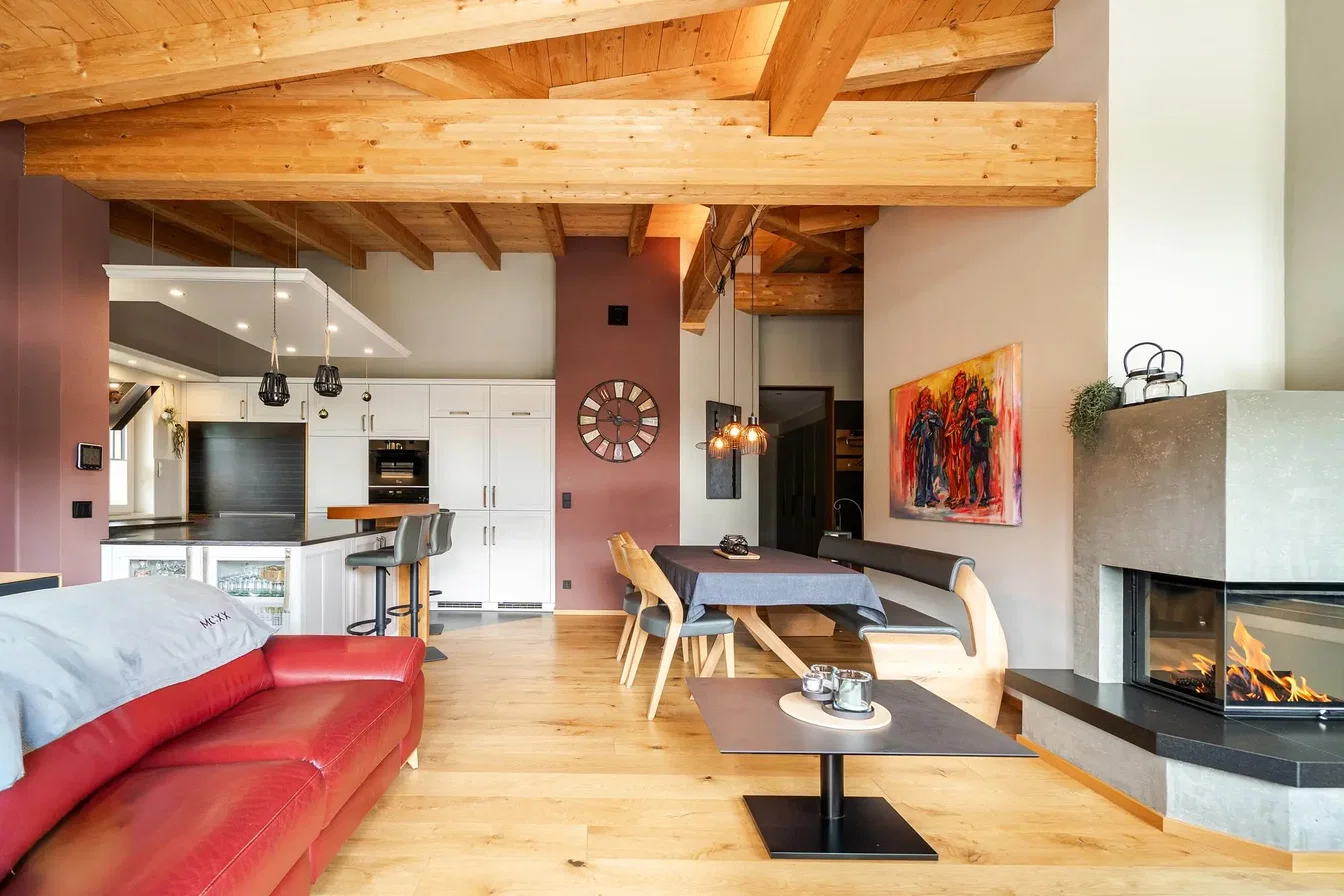 Salon; poutres en bois, cheminée, parquet, style rustique, lumière naturelle