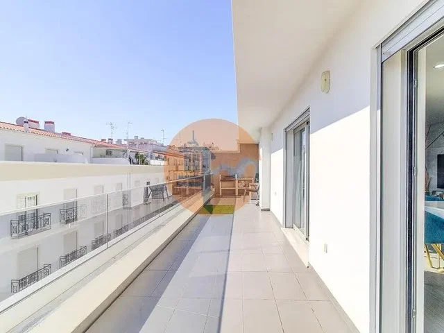 Balcone; vista, pavimento in piastrelle, luce naturale