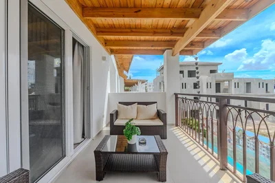 Balkon; výhled, dřevěné trámy, přirozené světlo