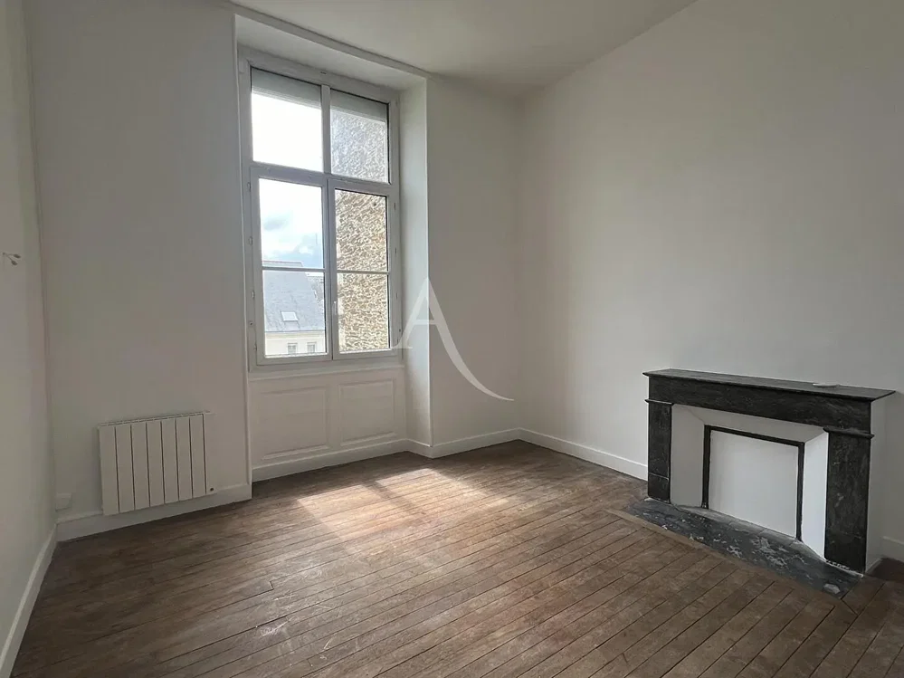 Soggiorno; pavimento in legno, luce naturale, camino