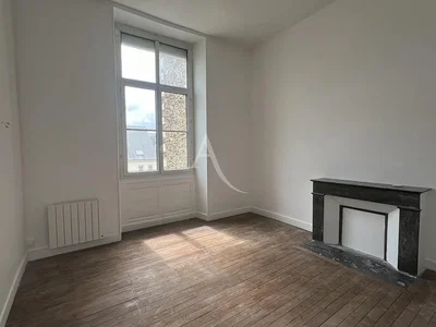 Soggiorno; pavimento in legno, luce naturale, camino