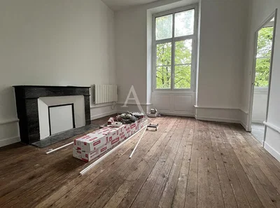 Soggiorno; pavimento in legno, luce naturale, necessita ristrutturazione