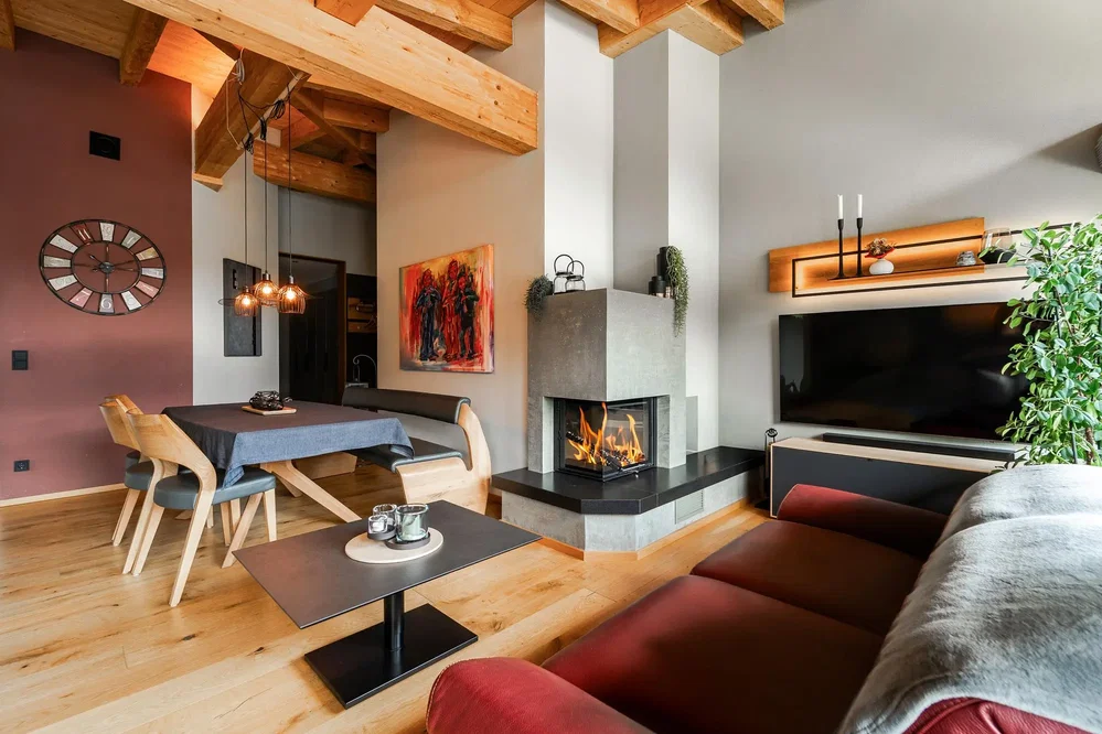 Salon; poutres en bois, cheminée, parquet, lumière naturelle, style rustique