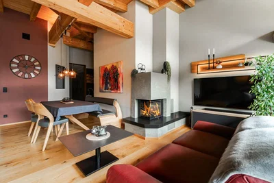 Salon; poutres en bois, cheminée, parquet, lumière naturelle, style rustique