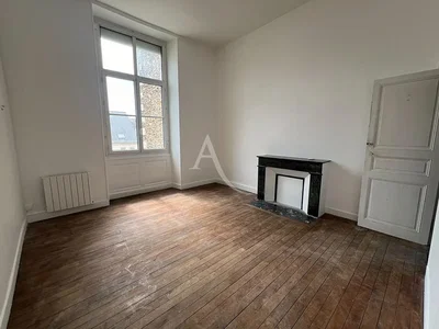 Altro; pavimento in legno, camino, luce naturale