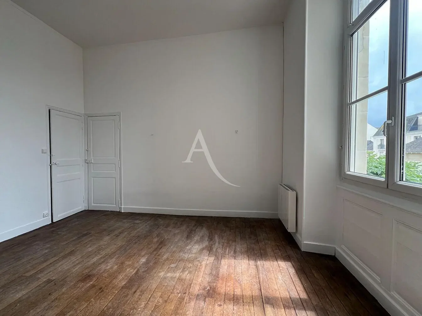 Altro; pavimento in legno, luce naturale