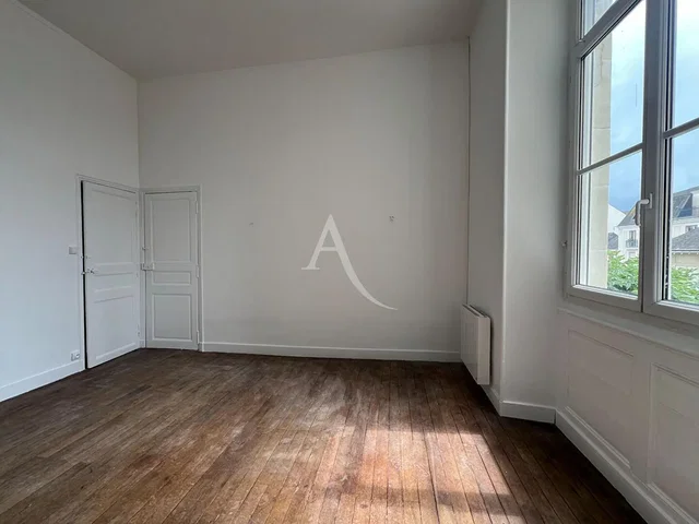 Altro; pavimento in legno, luce naturale