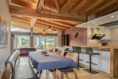 Salle à manger; vue, électroménager, poutres en bois, lumière naturelle, style rustique, parquet