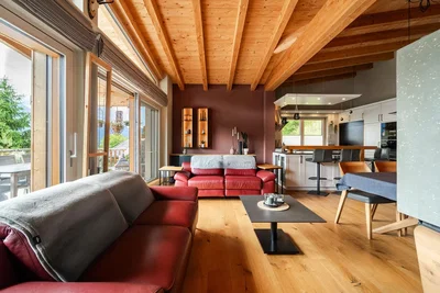 Salon; vue, poutres en bois, parquet, lumière naturelle