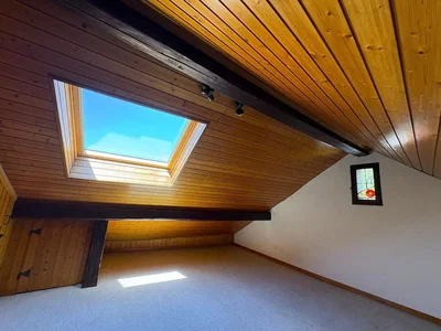 Quarto de criança; vigas de madeira, chão de madeira, luz natural