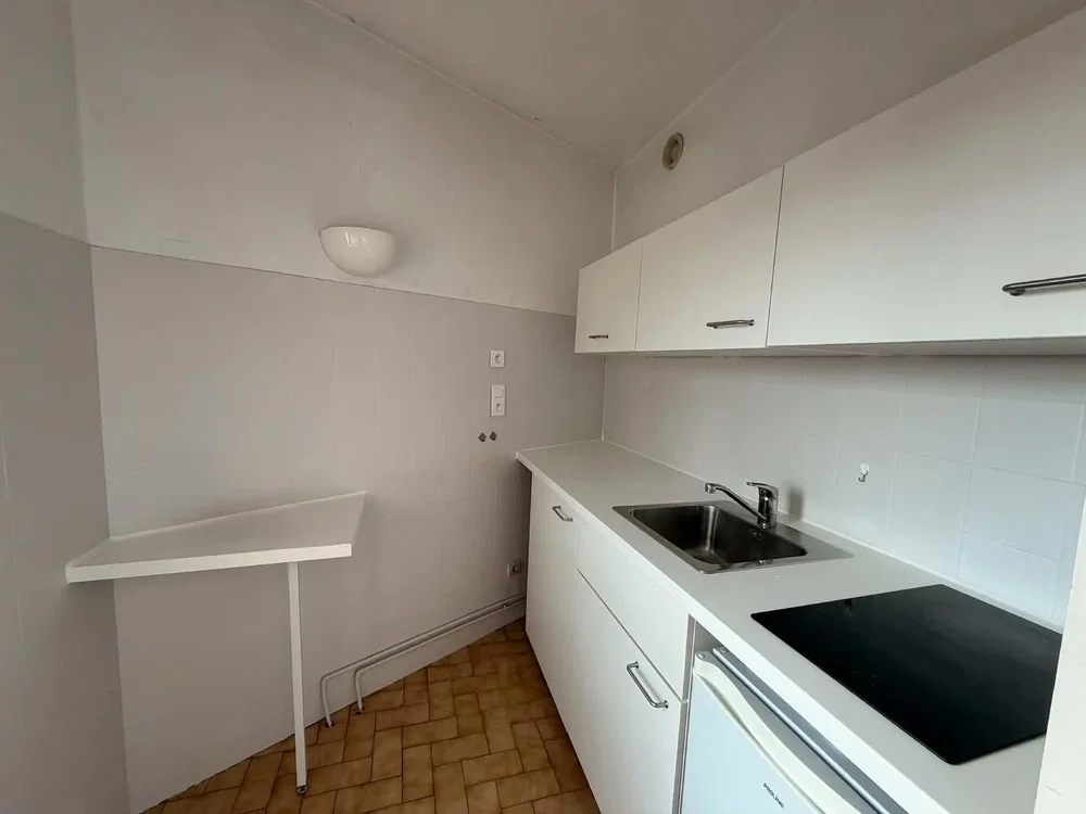Cuisine; électroménager, carrelage, nécessite rénovation, lumière naturelle