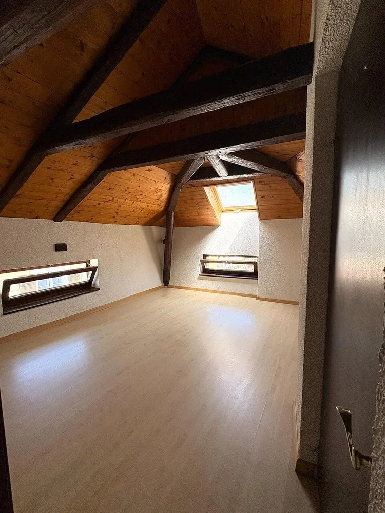 Quarto de criança; vigas de madeira, chão de madeira, luz natural