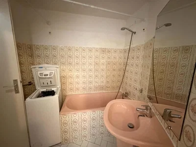 Salle de bain; carrelage, nécessite rénovation, lumière naturelle