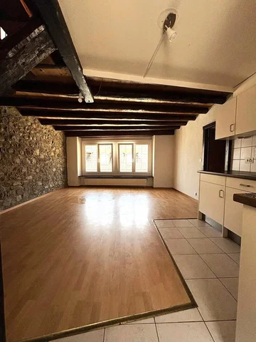 Cozinha; vigas de madeira, chão de madeira, chão de azulejo, luz natural, eletrodomésticos