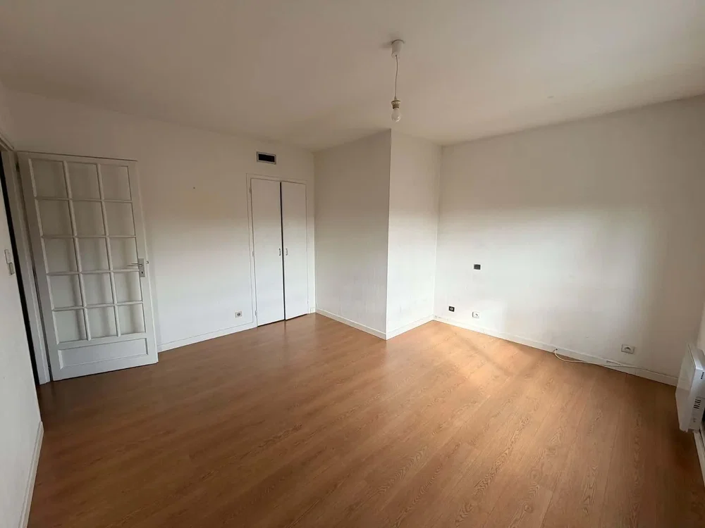 Chambre; parquet, lumière naturelle