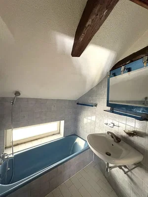 Casa de banho; chão de azulejo, luz natural