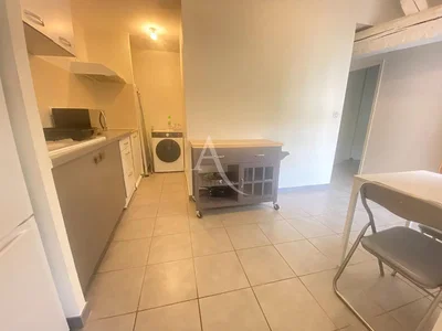 Cucina; pavimento in piastrelle, elettrodomestici