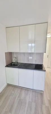 Kuhinja; kućanski aparati, pločice, prirodna svjetlost