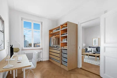 Dormitorio; luz natural, suelo de madera, vista