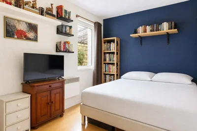 Spavaća soba; prirodno svjetlo, drveni pod, moderni stil