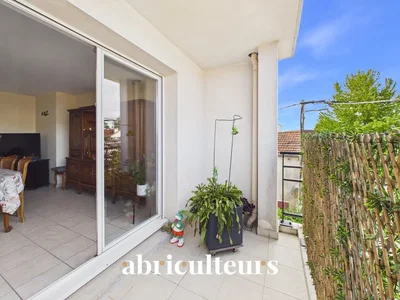 Balkon; doğal ışık, fayans zemin