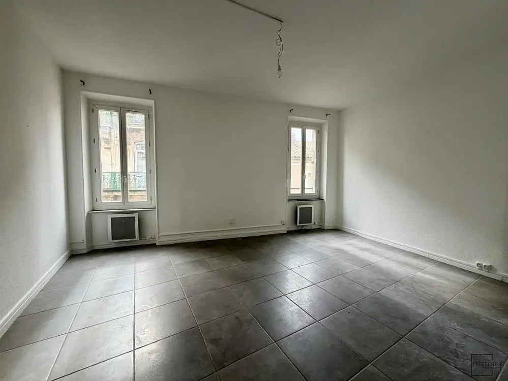 Salón; suelo de baldosas, luz natural