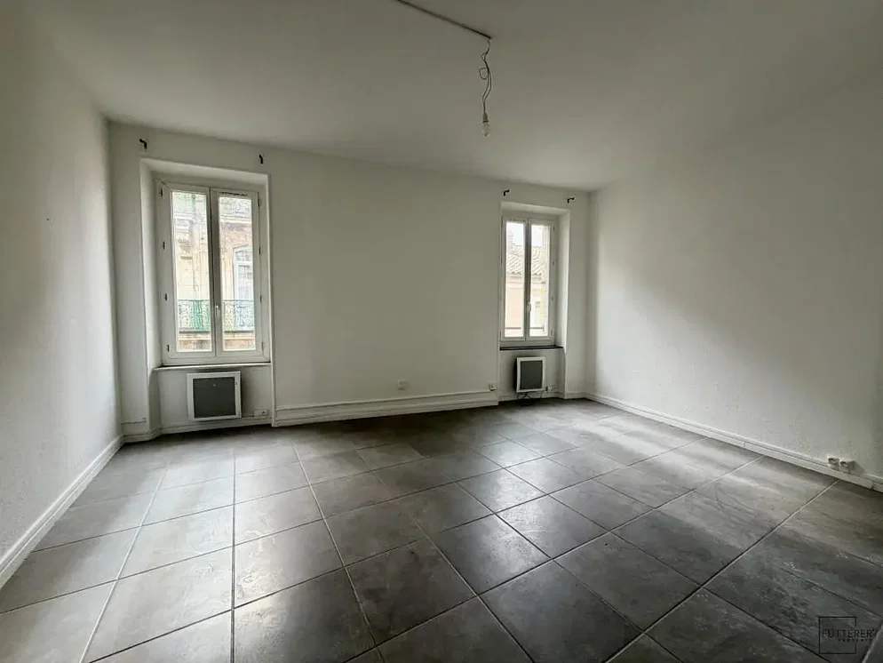Salón; suelo de baldosas, luz natural