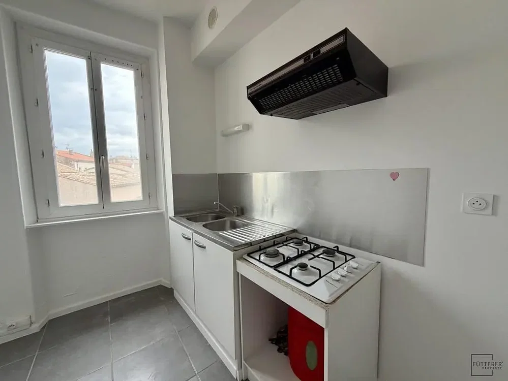 Cocina; vista, suelo de baldosas, luz natural