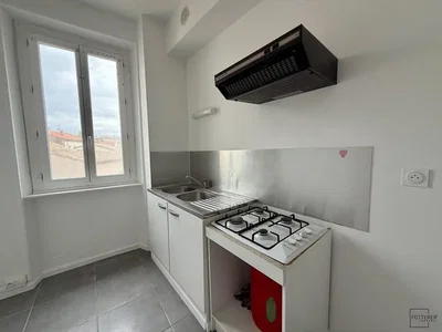Cocina; vista, suelo de baldosas, luz natural