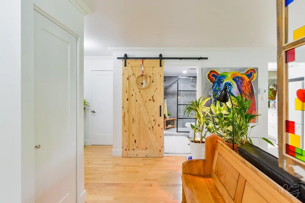 Living room; wood floor, natural light, modern style