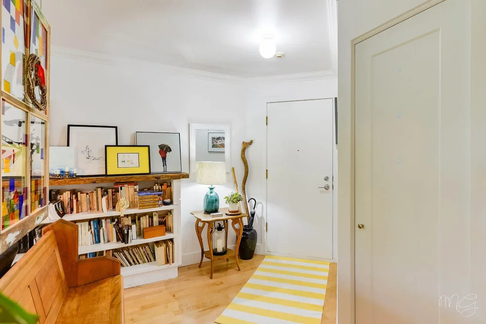 Living room; wood floor, natural light, modern style