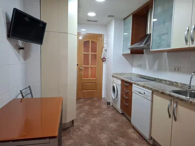 Cuisine; électroménager, carrelage, lumière naturelle