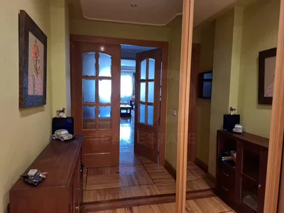 Vestiaire; parquet, carrelage, lumière naturelle