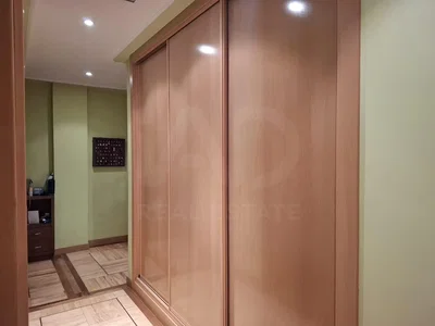 Vestiaire; parquet, carrelage, lumière naturelle
