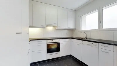 Cuisine; électroménager, carrelage, lumière naturelle
