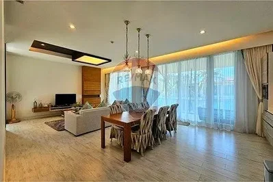 Salon; lumière naturelle, parquet, style moderne