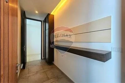 Vestiaire; carrelage, poutres en bois